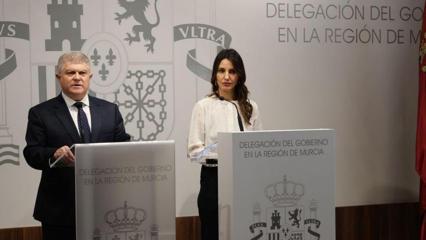 José Vélez y Juana López Pagán, ayer en la Delegación del Gobierno. | L.O.
