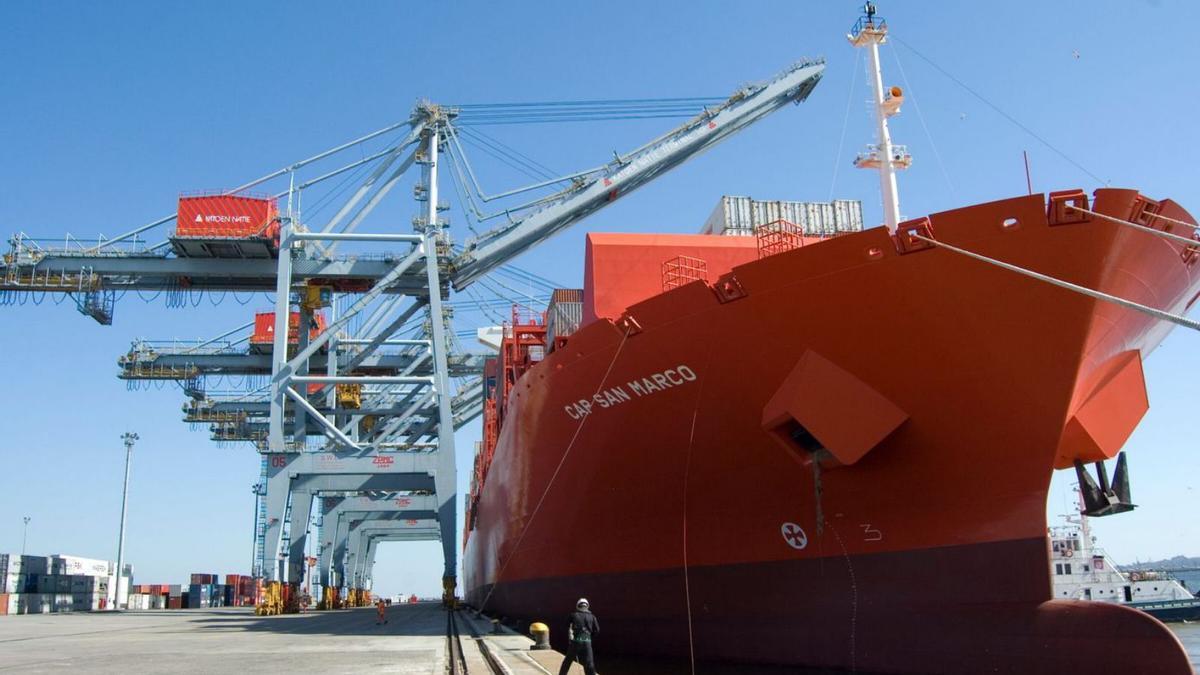 Portacontenedortes «Cap San Marco» en la terminal de contenedores de Montevideo.
