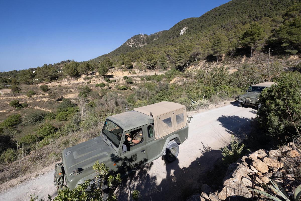 Vehículos ligeros del Ejército suben a sa Talaia.