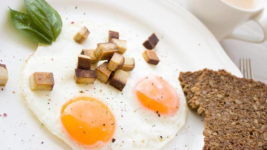 Adiós a los huevos fritos de toda la vida: este es el nuevo truco de moda