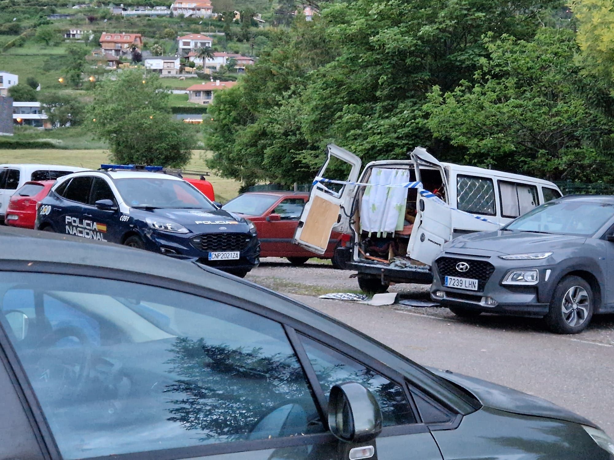 EN IMÁGENES | Aparece un hombre muerto y "momificado" dentro de una furgoneta en un aparcamiento en Oviedo