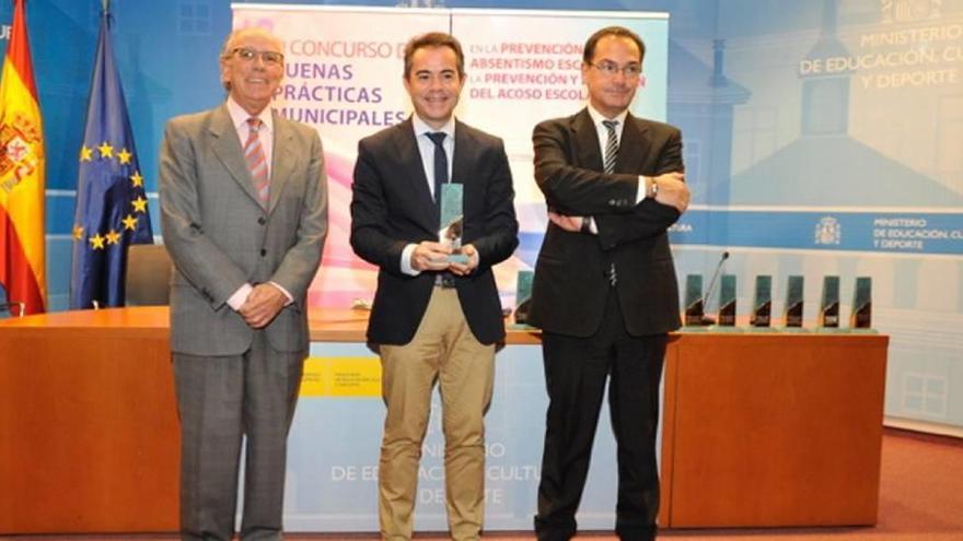 El alcalde de Lorquí, Joaquín Hernández (centro), recibió ayer el premio para su municipio en Madrid.