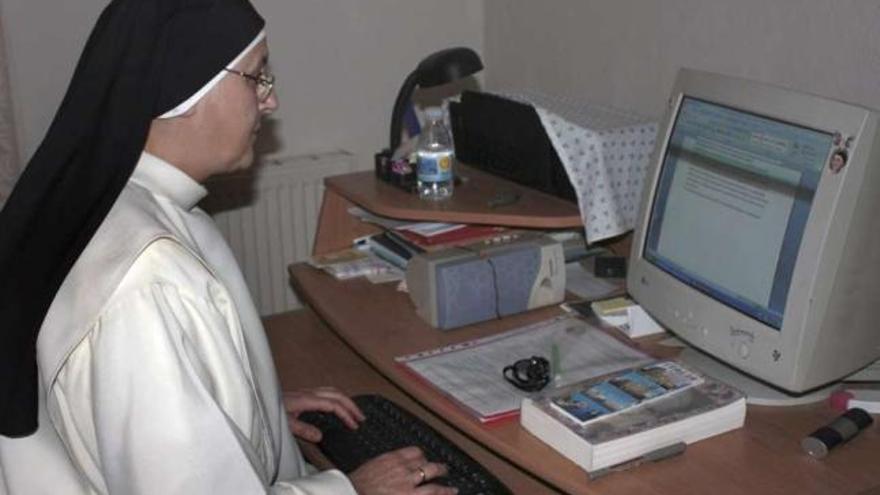 Una monja trabaja en su ordenador. / efe