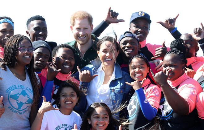 El principe Harry y Meghan Markle con los miembros de 'Waves for change'