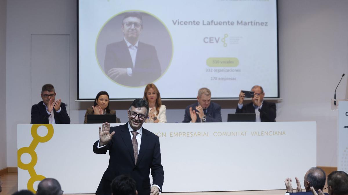 Vicente Lafuente, saluda a los representantes de la asamblea en la sede de la CEV.