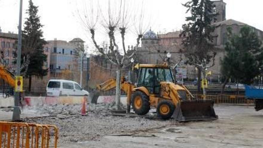 Obres a la plaça de l&#039;edifici Aries, amb el nucli antic solsoní al fons