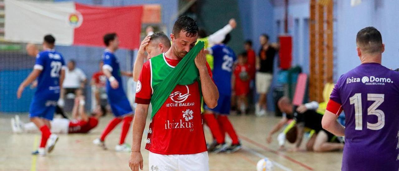 Los jugadores del CD Ibiza Futsal, desolados, tras caer en la final de ascenso a Segunda B.