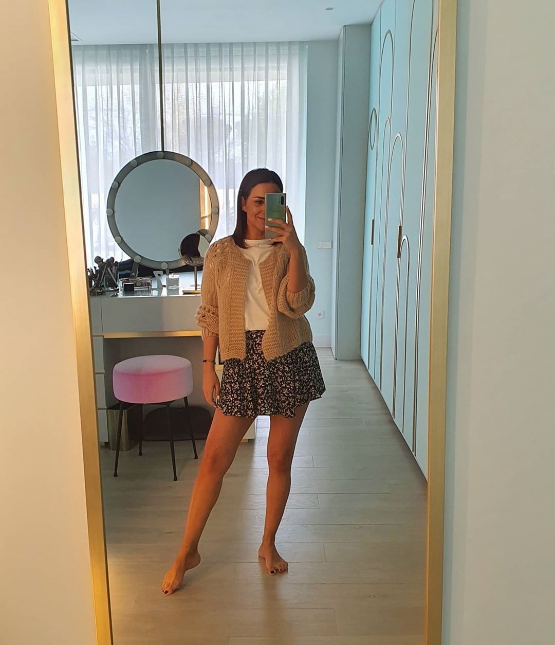 Paula Echevarría con chaqueta de punto y shorts