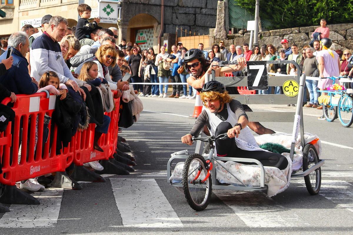 "Os Rompecolchóns 2.0" se impone en una carrera de camas de Meaño que deja espectaculares imágenes