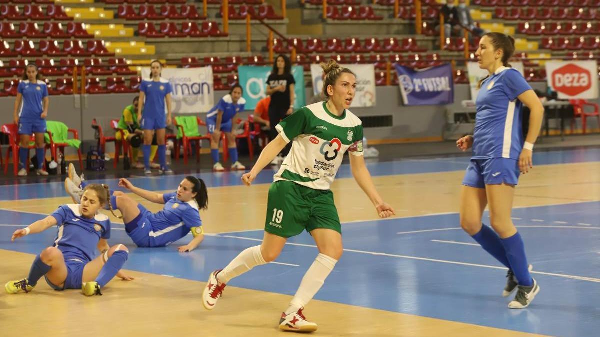 Inma Sojo celebra uno de los goles marcados por el Cajasur Deportivo Córdoba.