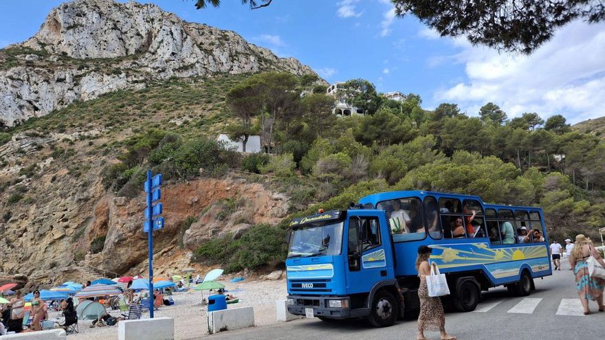 El transporte público se ha abierto paso como la mejor opción para sacudirle la masificación a las calas. | A. P. F.