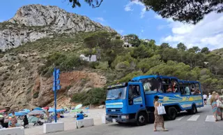 «Trenet» en les Rotes, guagua en la Granadella y bus en el Moraig: las calas, al trantrán