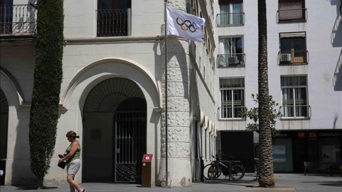 Fachada del ayuntamiento de Badalona con la bandera olímpica en honor a Mireia Belmonte