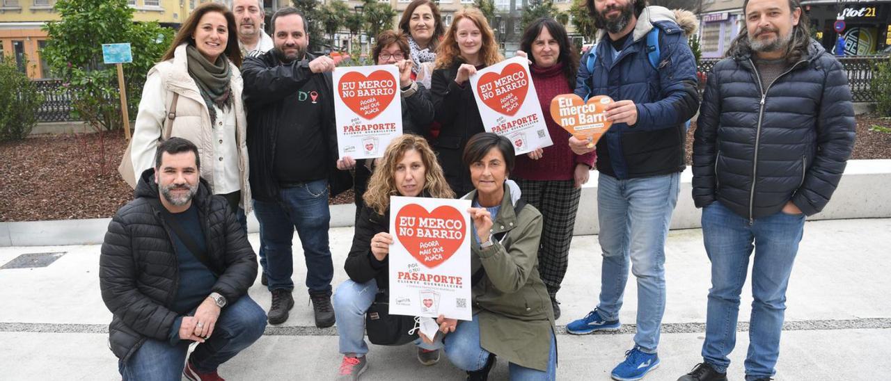 Comerciantes de Guerrilla dos Mallos, ayer, en la plaza Padre Rubinos.  | // CARLOS PARDELLAS