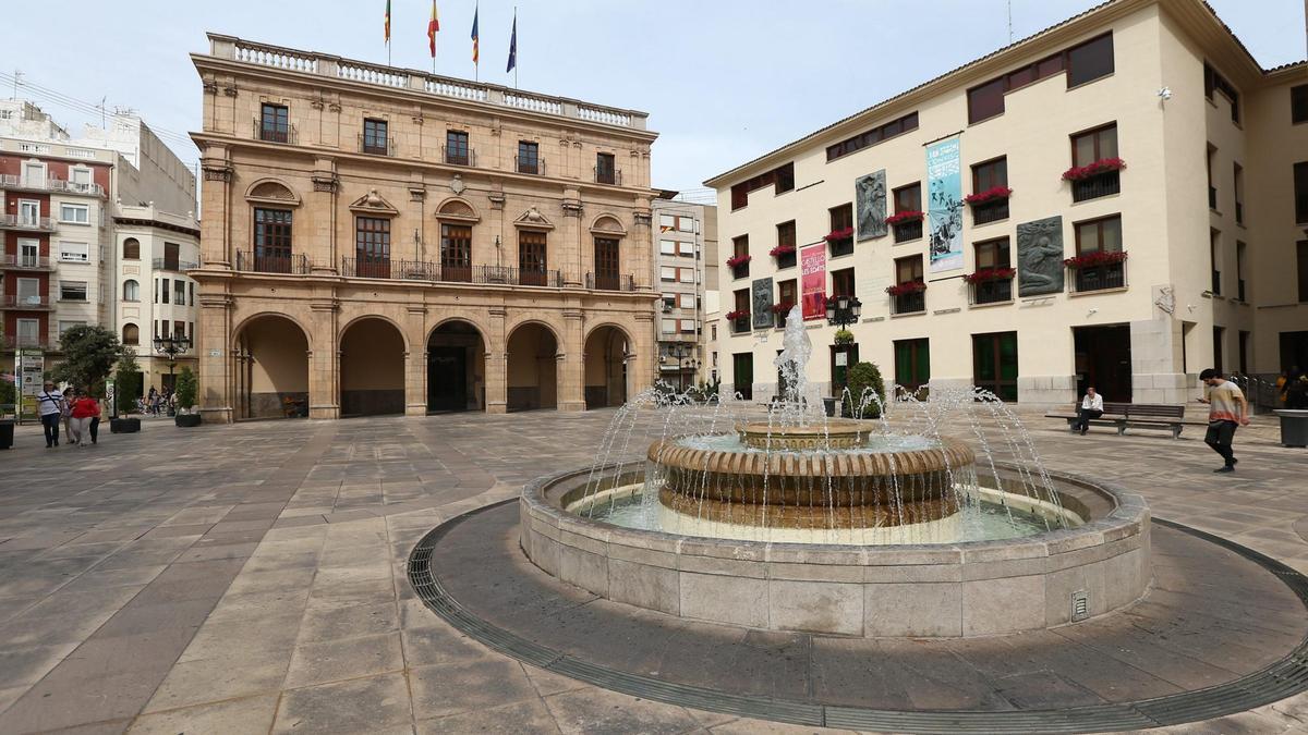 Imagen de la fachada del edificio noble del Ayuntamiento de Castelló y del edificio económico, a la derecha.