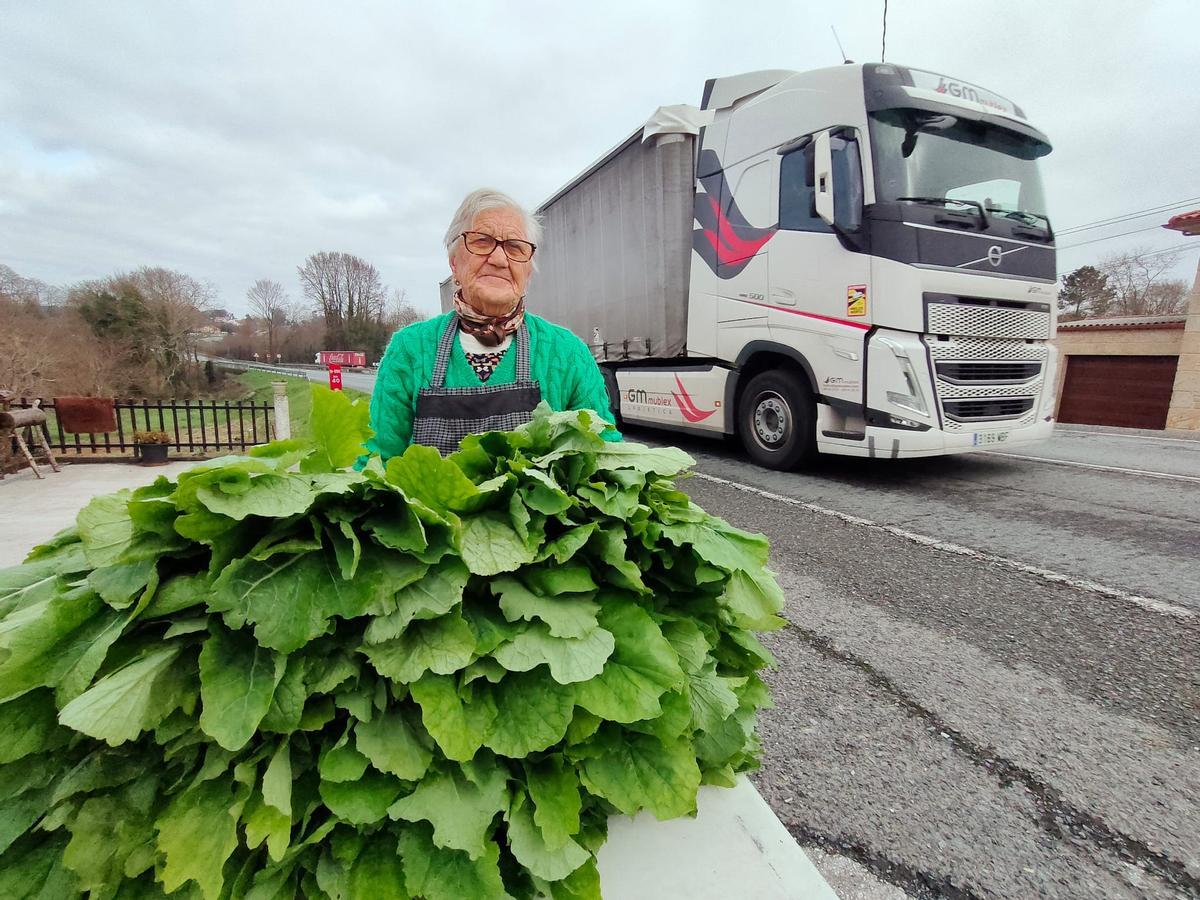 Elvira, vendedora de grelos en la N-550 a sus 86 años: "Son los mejores del mundo"