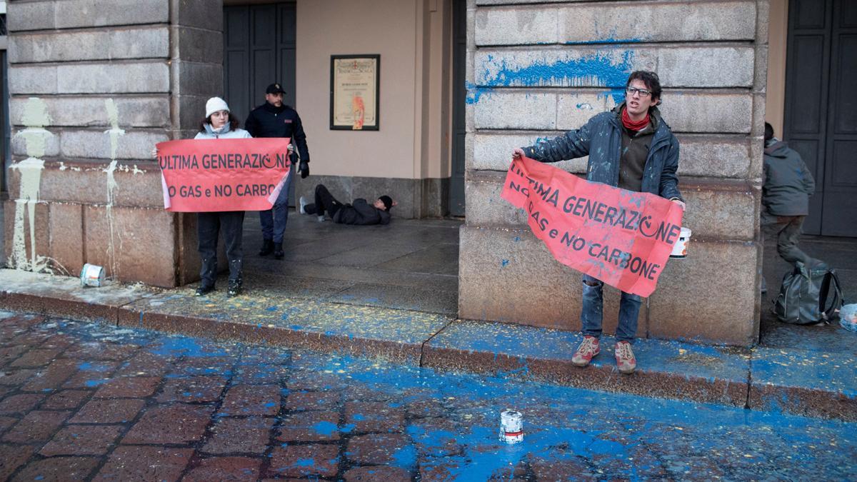 Ecologistas lanzan pintura contra la fachada de La Scala de Milán