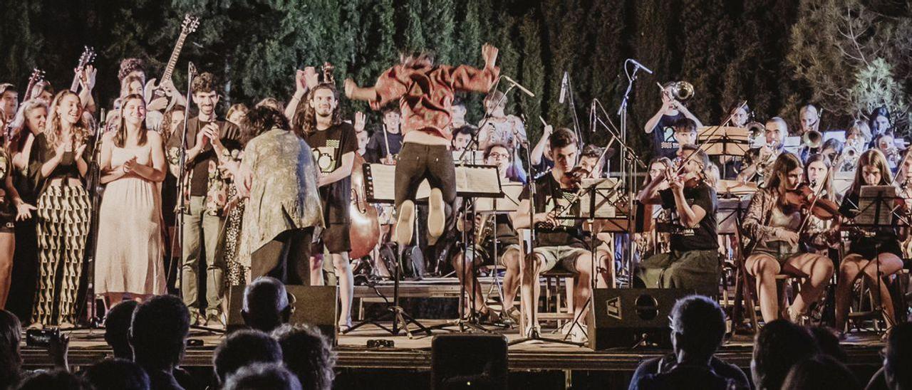 Concert de cloenda del 20è aniversari dels TeMA, el juliol del 2022 a la Fundació La Plana, amb el cor dirigit per Celeste Alías i la big band amb direcció d’Alba Careta | TXUS GARCIA