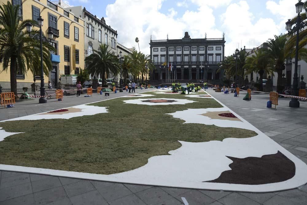 Preparación de las alfombras para el Corpus Christ