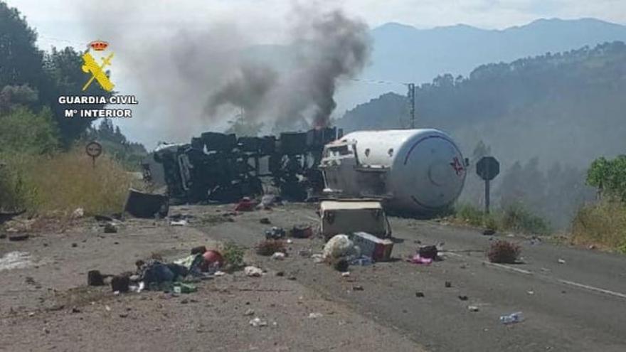 Un camionero herido al caer con su camión cisterna con gas desde la Autovía del Cantábrico a la carretera nacional en Lué (Colunga): el accidente provoca una fuga