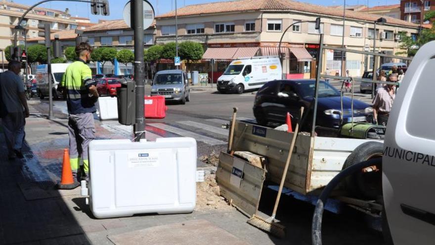 Empleados de Aquona reparan la avería de una tubería en la capital