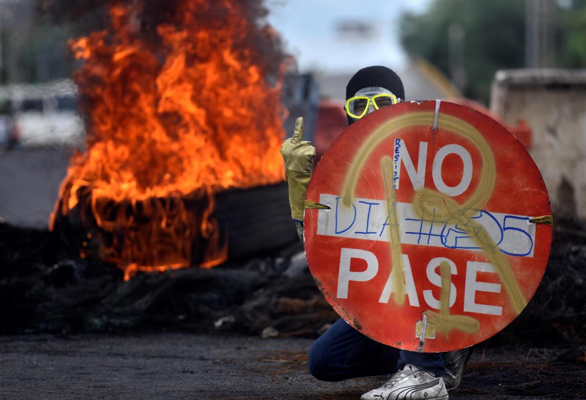 Un manifestante durante la protesta en la ciudad de Cali.