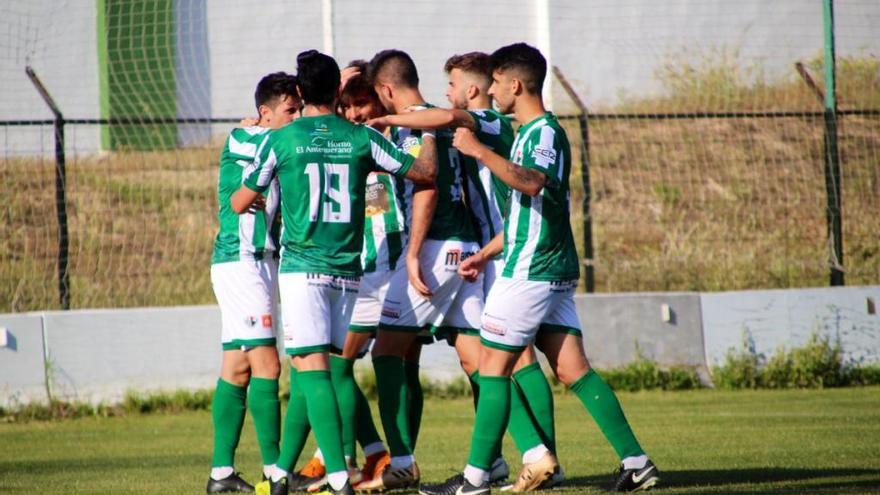 El Antequera celebra un tanto durante la temporada regular.