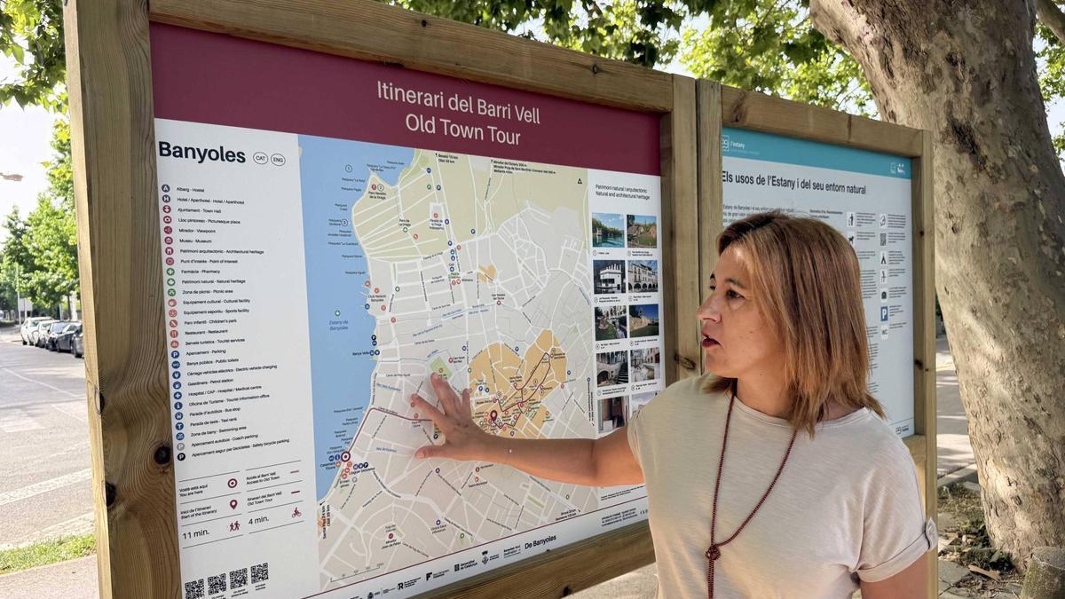 La regidora de Turisme, Anna Tarafa, davant d'uns dels plafons d'informació turística que s'ha renovat.