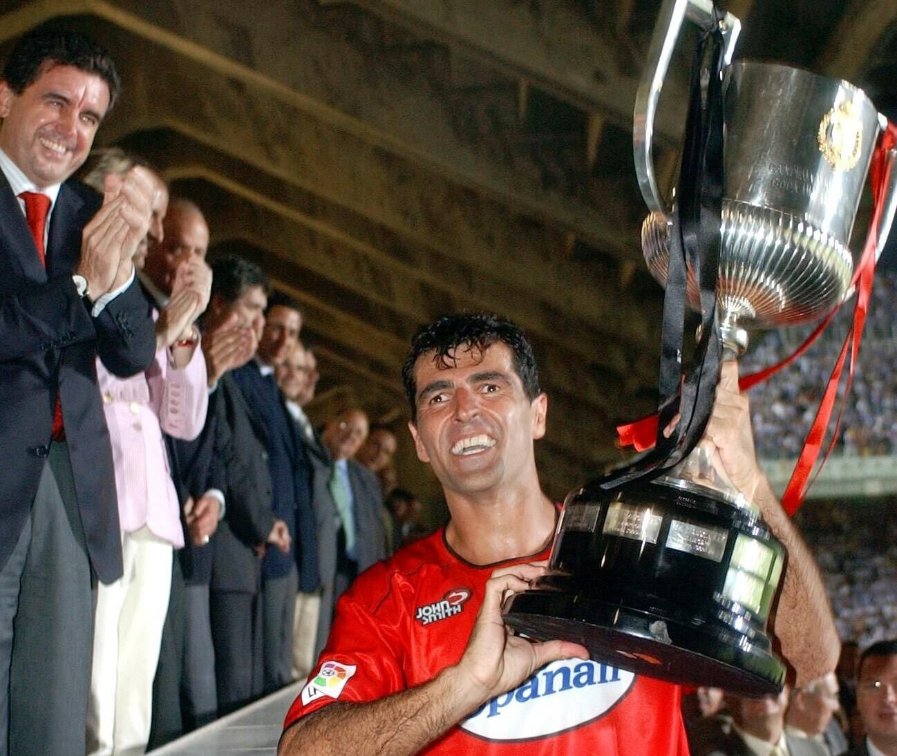 Miquel Àngel Nadal, con la Copa del Rey que ganó el Mallorca en 2003