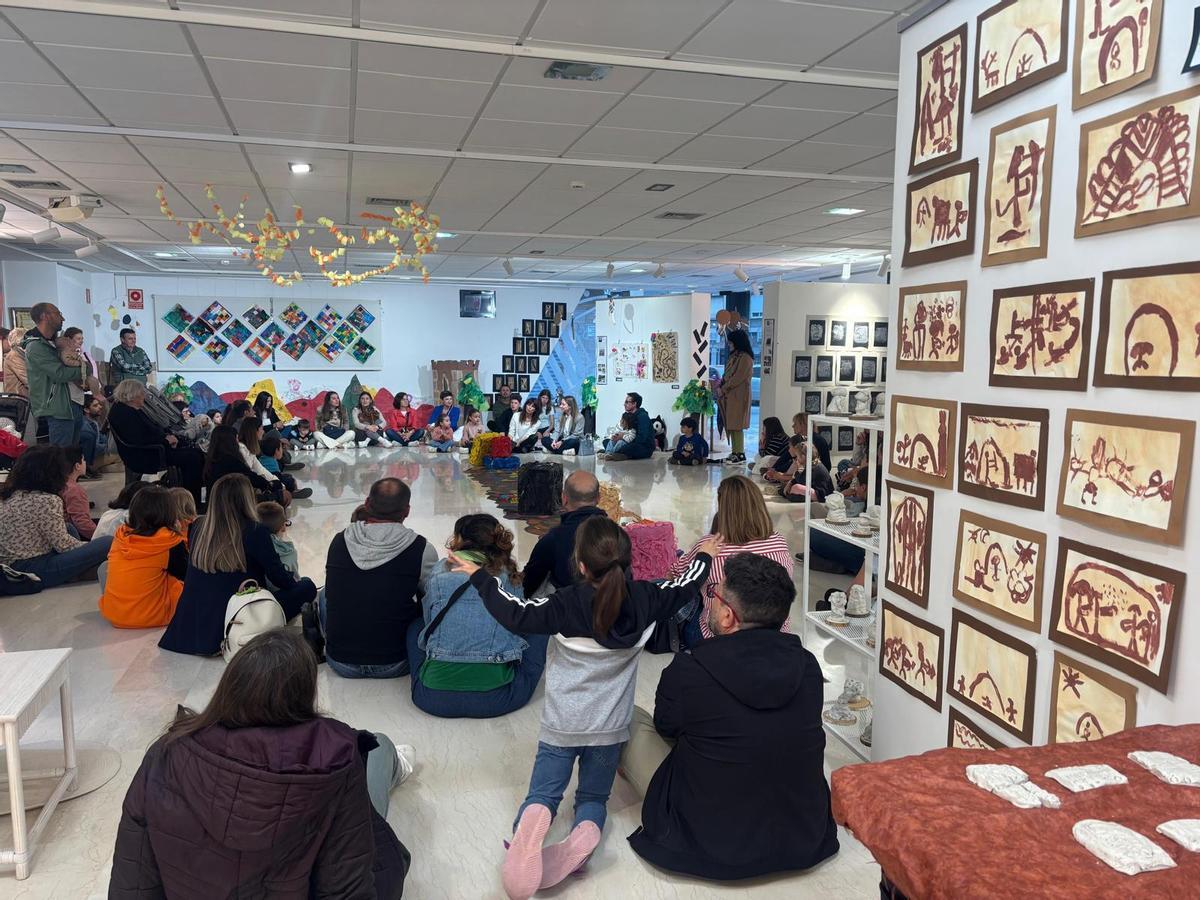 Visita de escolares a la exposición En Clau d'Art de Canals.