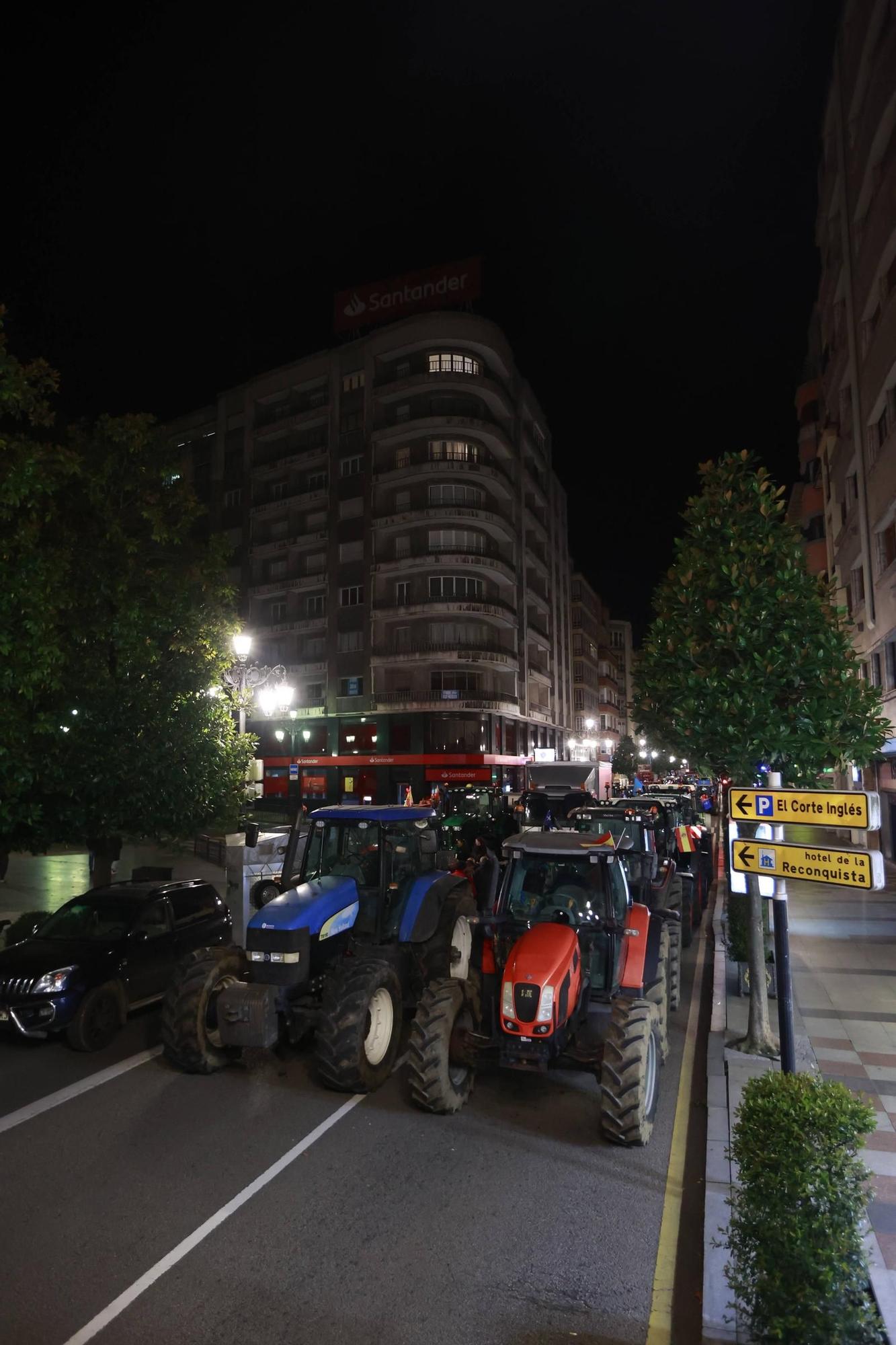 Así pasan la noche los ganaderos de protesta en la calle Uría de Oviedo