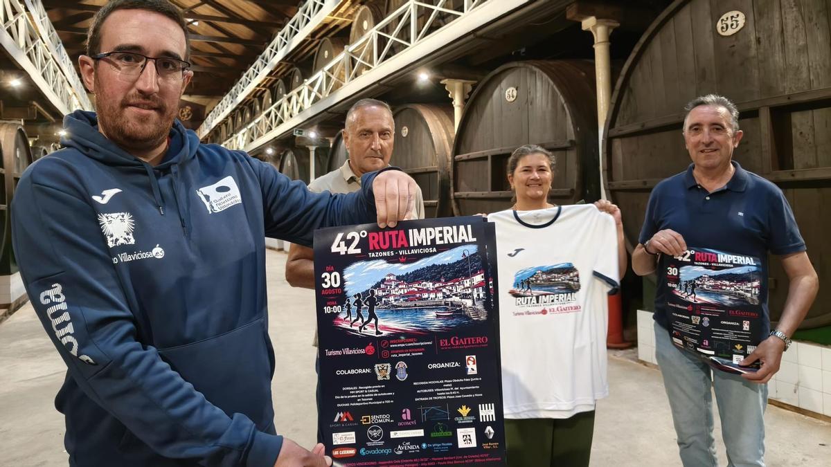 Por la izquierda, el presidente del Club Atletismo Villaviciosa-El Gaitero, Érik Ardura, muestra el cartel de la carrera,el organizador de la prueba, Manolo Villazón, la directora de marketing del Grupo El Gaitero, María Carrdín, y el concejal de Deportes, José Antonio Fernández.
