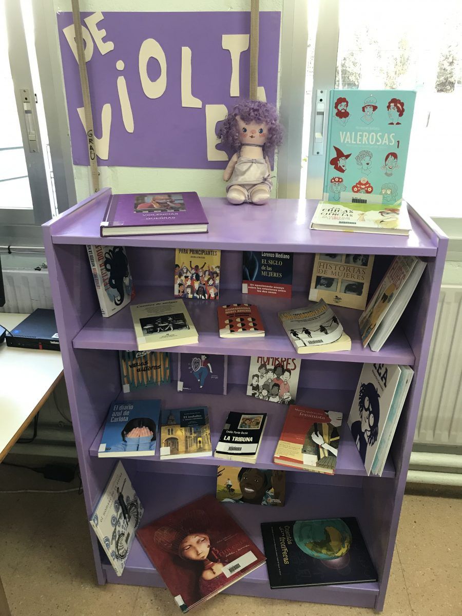 El Rincón de Violeta en la biblioteca del instituto de Sariñena, en la Comarca de Los Monegros.