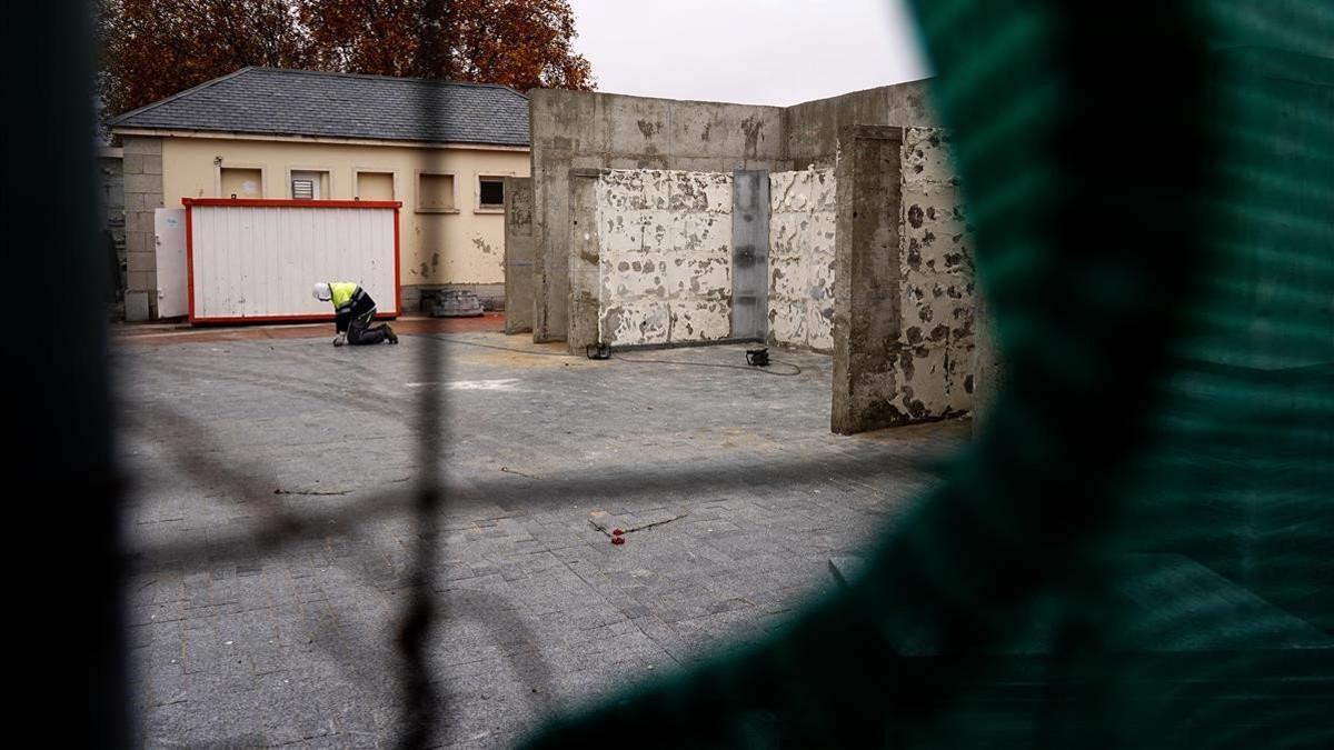 Un operario, ante el monumento con las placas ya arrancadas