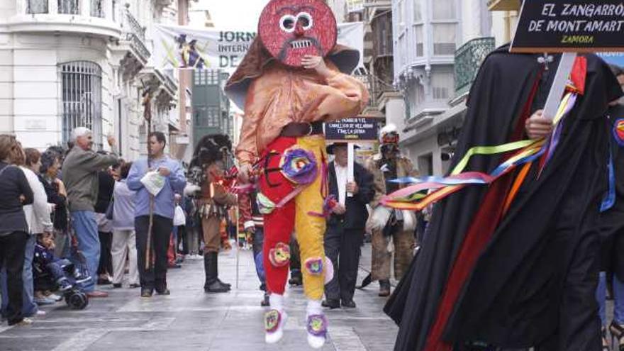 El Zangarrón de Montamarta brinca durante el desfile del pasado año.
