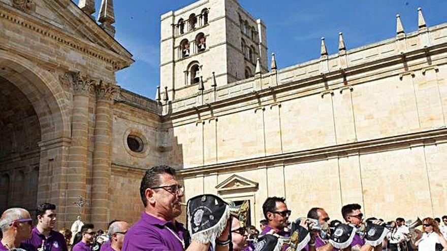 La torre del Salvador de fondo en un acto.