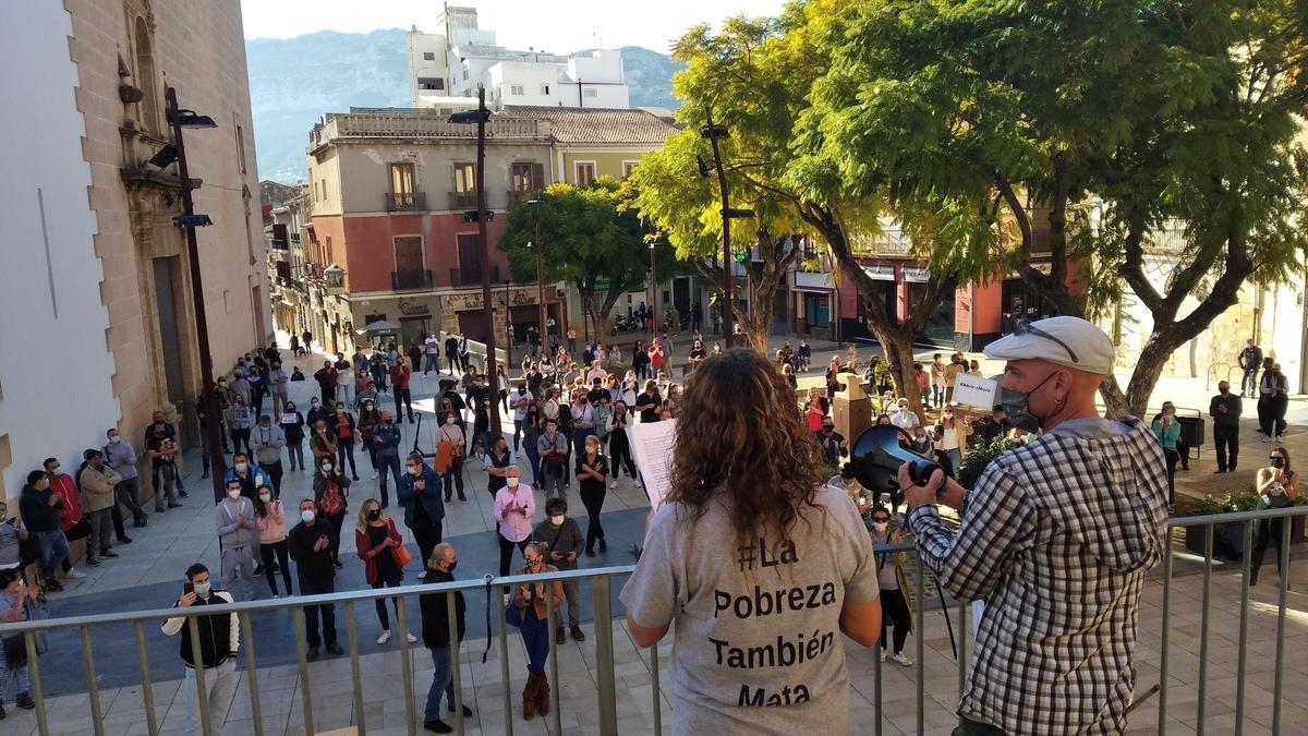 Un momento de la protesta llevada a cabo en la Plaça de l&#039;Ajuntament