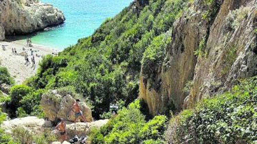 Siguen las colas de bañistas en la peligrosa senda de la cala dels Testos