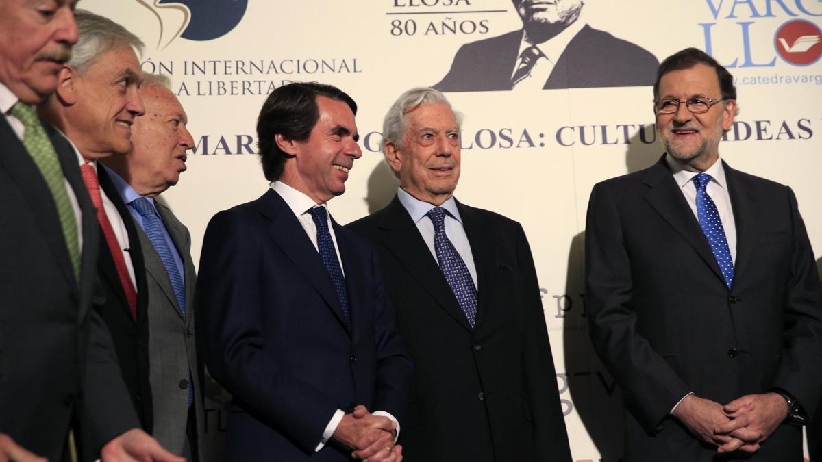 José María Aznar, Mario Vargas Llosa y Mariano Rajoy con José Manuel García-Margallo y los expresidentes de Colombia y Chile, Andrés Pastrana y Sebastián Piñera, en un acto en Madrid en 2016.