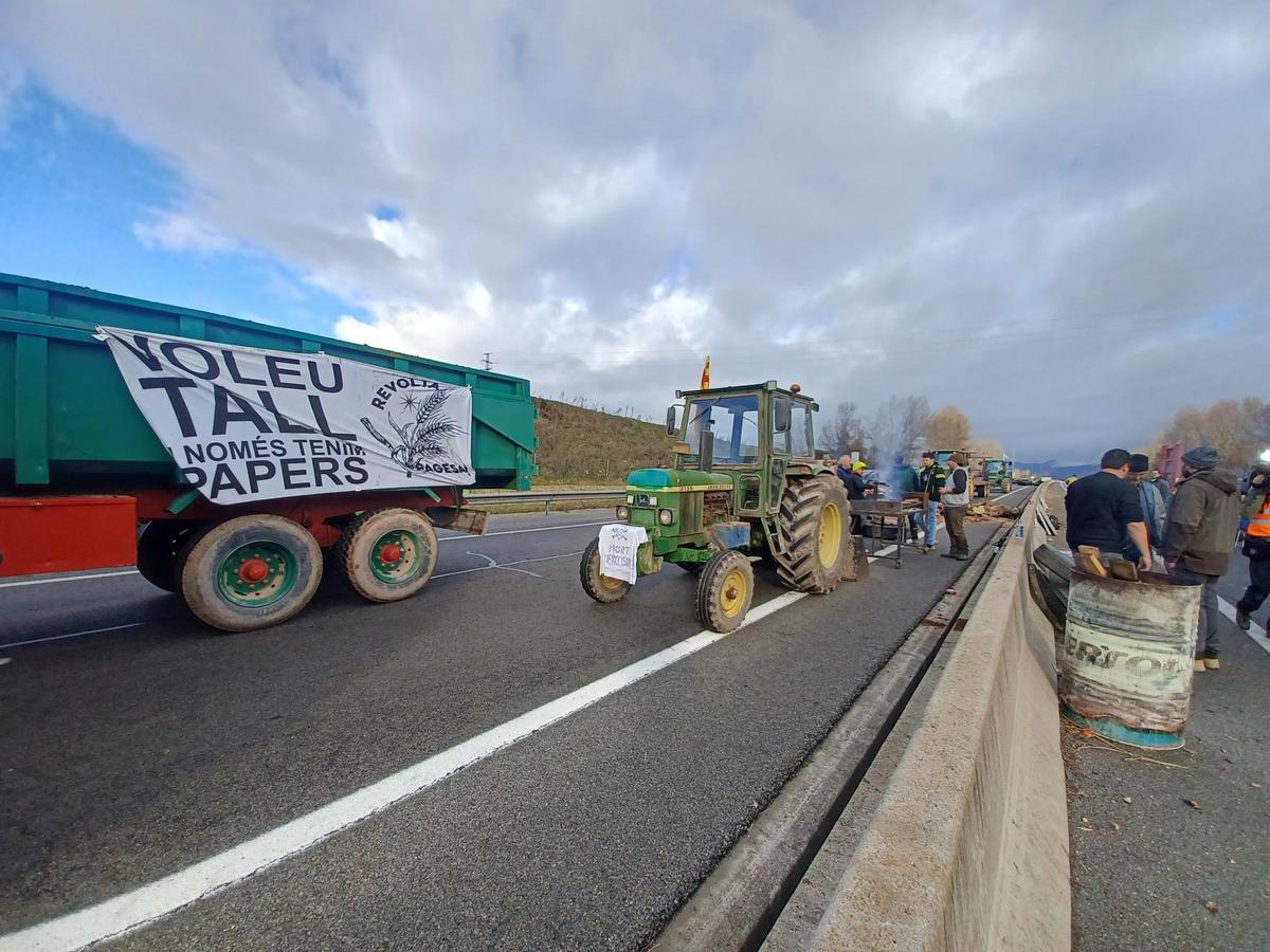 Tractors i pagesos al tall de la C-16, a Olvan, aquest divendres al matí