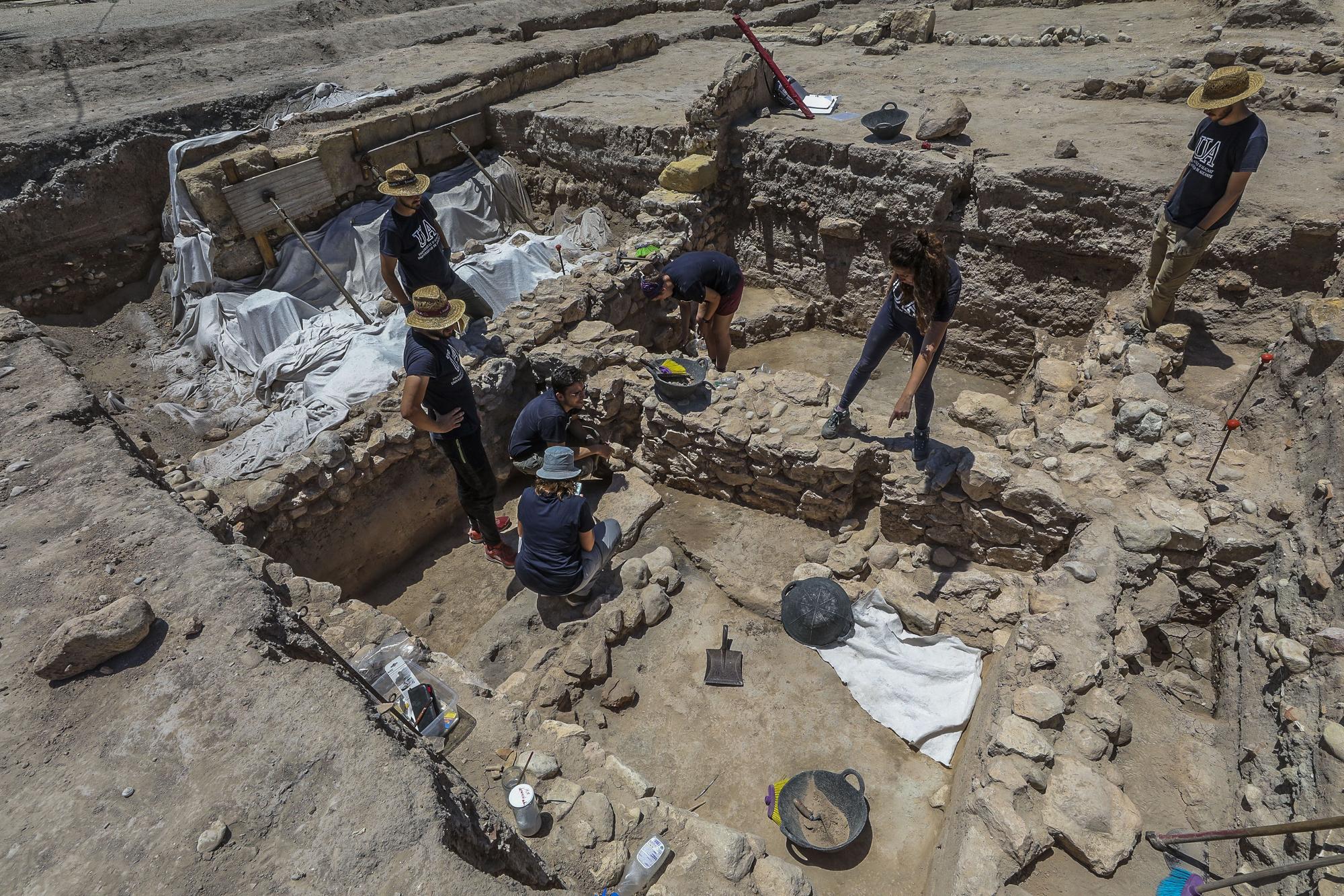 Primeras casas íberas halladas en las excavaciones en el yacimiento de La Alcudia en Elche