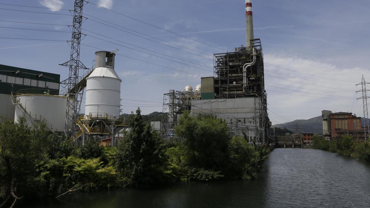 Instalaciones de la central térmica de Lada, en Langreo.