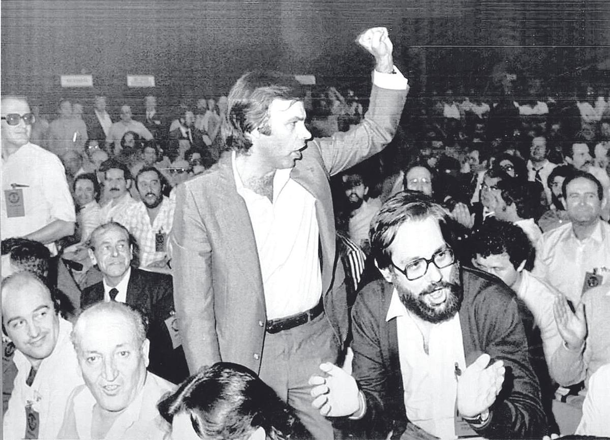 Felipe González, con el puño en alto, junto a Narcís Serra, en Suresnes