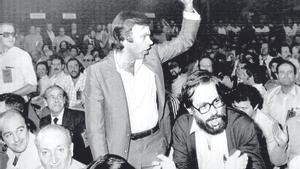 Felipe González, con el puño en alto, junto a Narcís Serra, en Suresnes