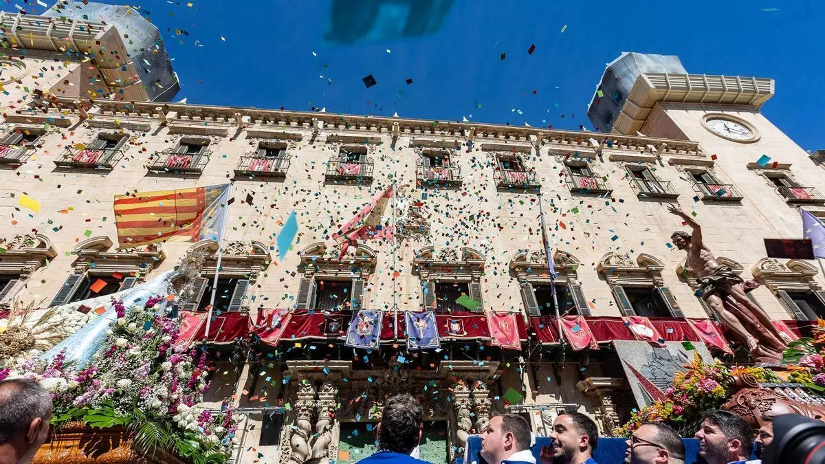 Un sentido encuentro entre el Cristo Resucitado y la Virgen de la Alegría sellan la Semana Santa en Alicante