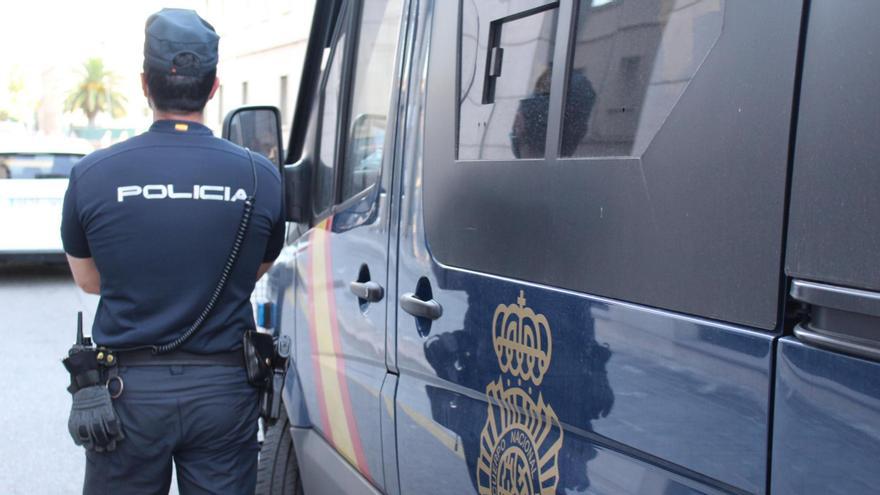 Un policía nacional vigila un acceso al Centro.