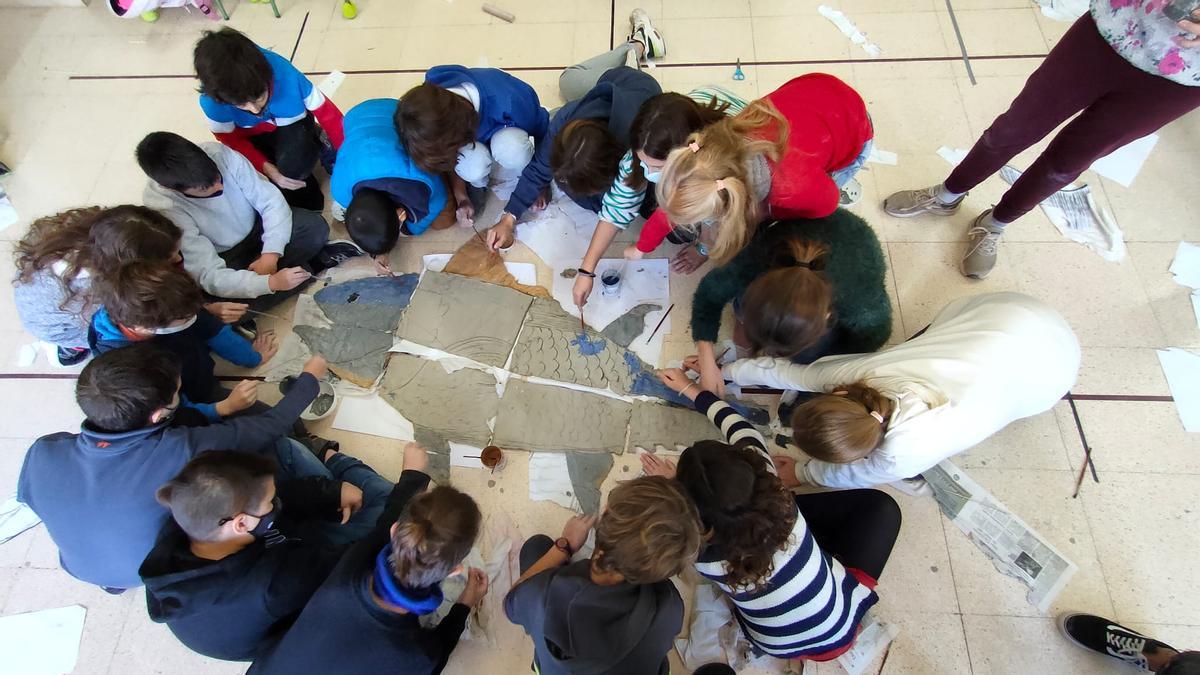 Alumnos y alumnos elaborando una de las piezas marinas.