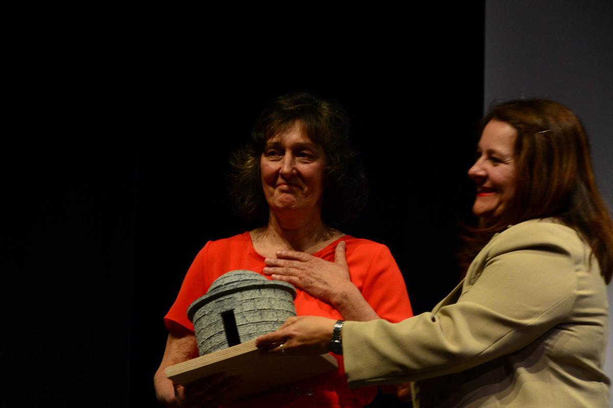 A alcaldesa de Cangas, Araceli Gestido, entrega o Premio Xohan de Cangas ó Labor Cultural á unha emocionada directora do Conservatorio e Escola de Música, María Jesús Torres.
