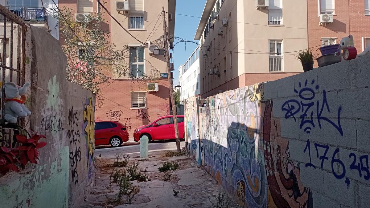 Otra vista de la calle Poeta Luque Gutiérrez, con la calle Cobertizo del Conde al fondo.