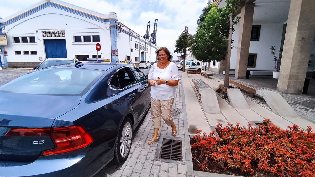 Beatriz Calzada, en el coche oficial de la Autoridad Portuaria de Las Palmas.